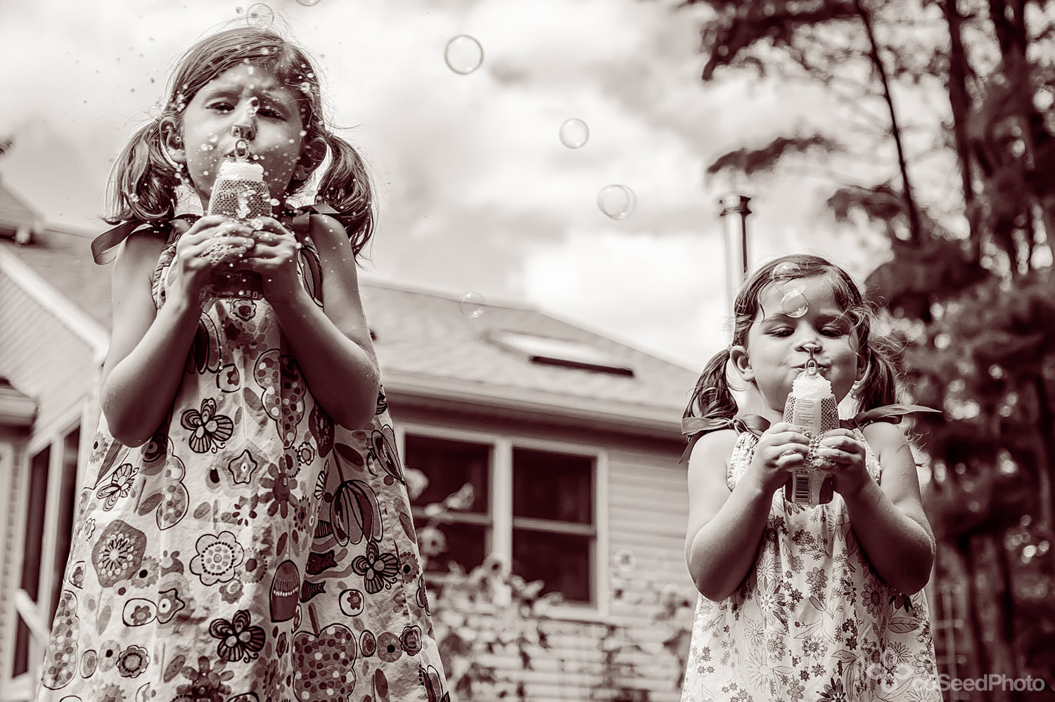 Elisa and Lola blowing bubbles.
